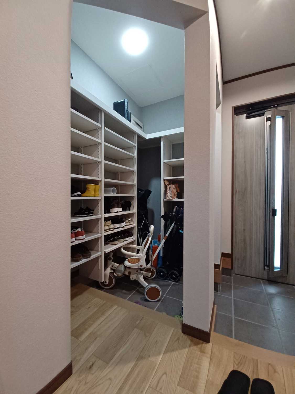 靴を履いたまま、何でもしまえるシューズクローク