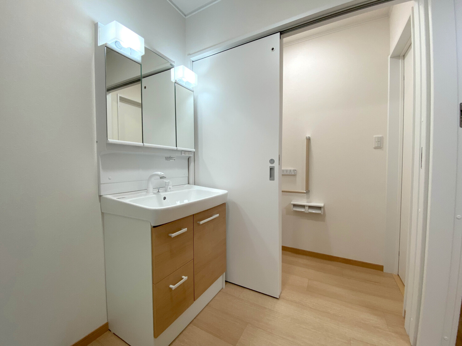 明るく集約された水まわり空間